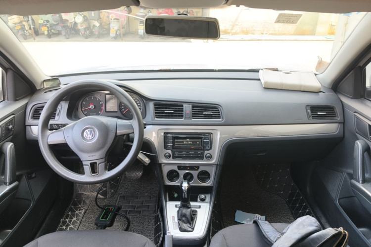 Used Volkswagen Lavida 2013 Revised Classic 1.6L Automatic Fashion Edition Center Console