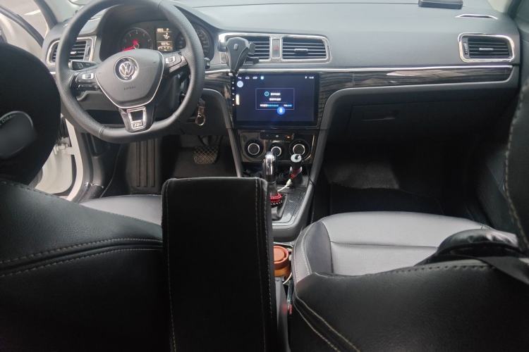 Used Volkswagen Lavida 2013 Revised Classic 1.6L Automatic Fashion Edition Center Console