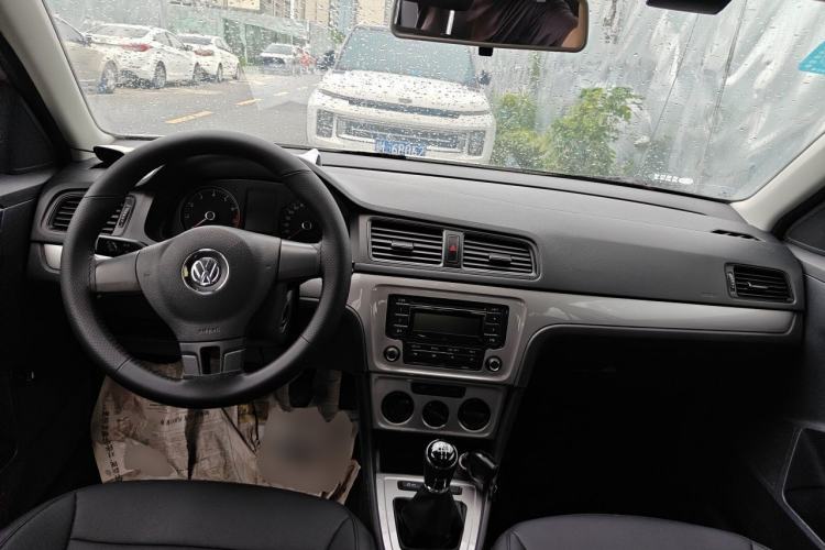 Used Volkswagen Lavida 2013 Revised Classic 1.6L Manual Fashion Edition Center Console