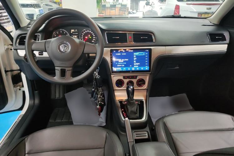 Used Volkswagen Lavida 2013 Restyled Classic 1.6L Automatic Comfort Edition Center Console