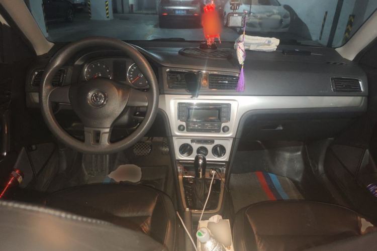 Used Volkswagen Lavida 2013 1.6L Automatic Comfort Edition Center Console