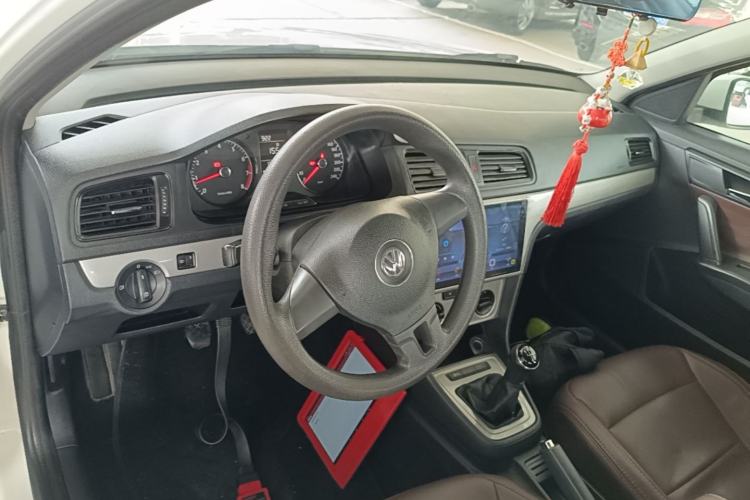 Used Volkswagen Lavida 2013 Revised Classic 1.6L Manual Fashion Edition Center Console