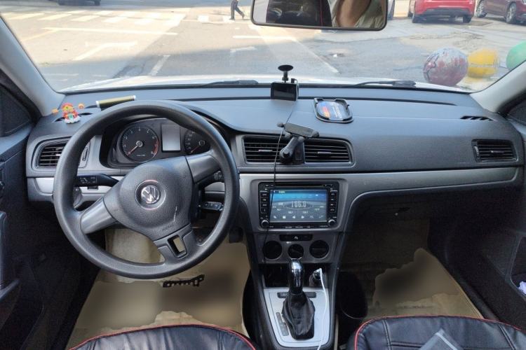Used Volkswagen Lavida 2013 Revised Classic 1.6L Automatic Fashion Edition Center Console