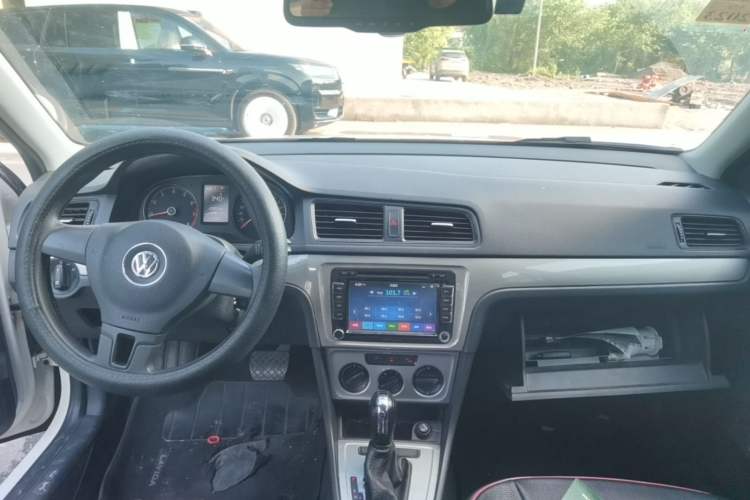 Used Volkswagen Lavida 2013 Revised Classic 1.6L Automatic Fashion Edition Center Console