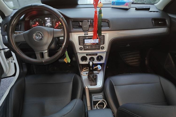 Used Volkswagen Lavida 2013 Revised Classic 1.6L Automatic Fashion Edition Center Console