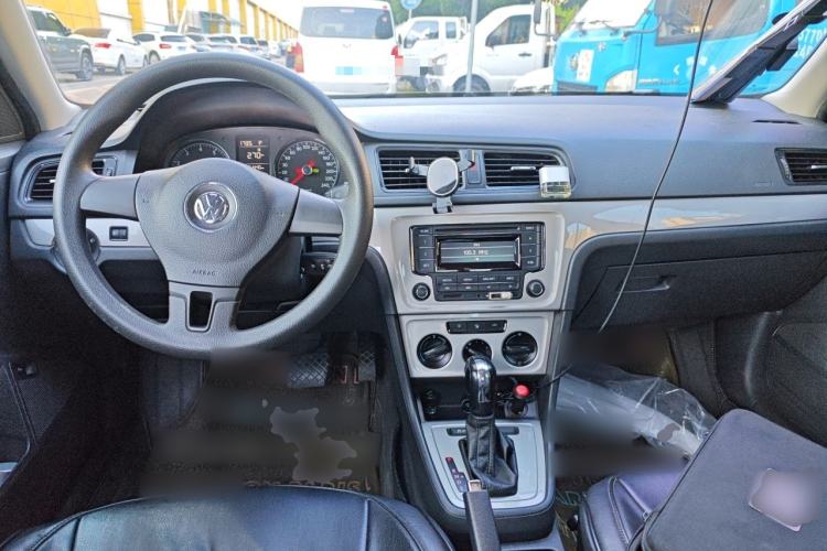 Used Volkswagen Lavida 2013 Revised Classic 1.6L Automatic Fashion Edition Center Console