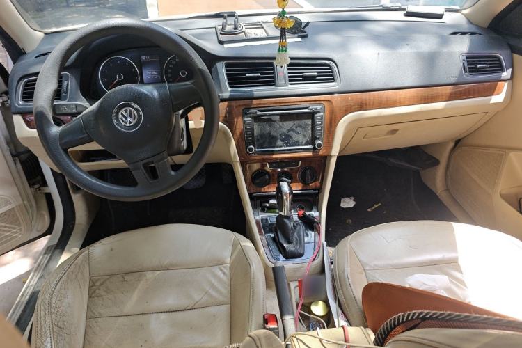 Used Volkswagen Lavida 2013 Restyled Classic 1.6L Automatic Comfort Edition Center Console