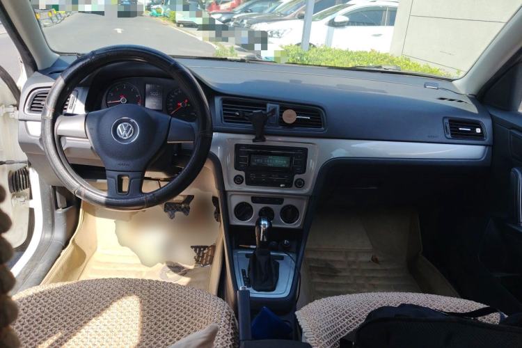 Used Volkswagen Lavida 2013 Revised Classic 1.6L Automatic Fashion Edition Center Console