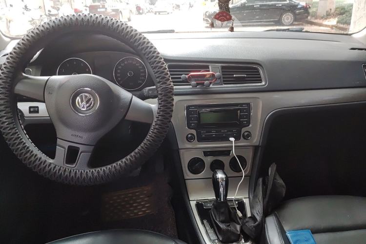 Used Volkswagen Lavida 2013 1.6L Automatic Comfort Edition Center Console