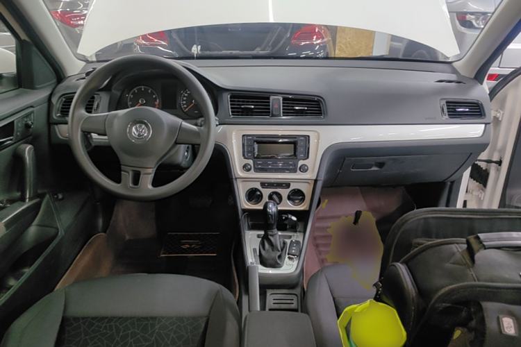 Used Volkswagen Lavida 2013 Revised Classic 1.6L Automatic Fashion Edition Center Console