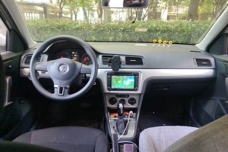 Used Volkswagen Lavida 2013 Revised Classic 1.6L Automatic Fashion Edition Center Console