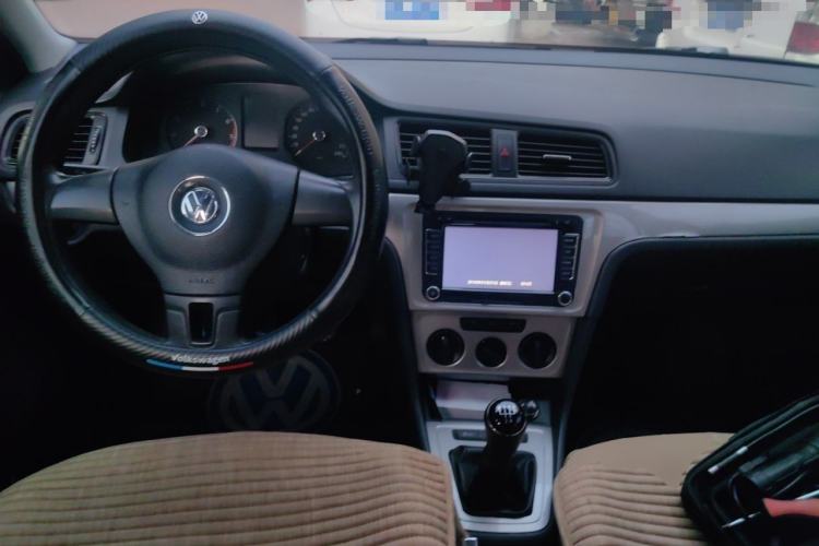 Used Volkswagen Lavida 2013 Revised Classic 1.6L Manual Fashion Edition Center Console