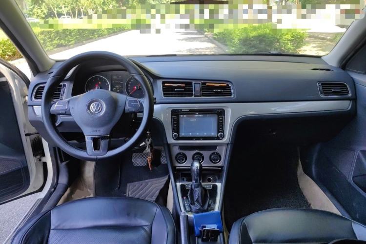 Used Volkswagen Lavida 2013 Revised Version 1.6L Automatic Luxury Edition Center Console