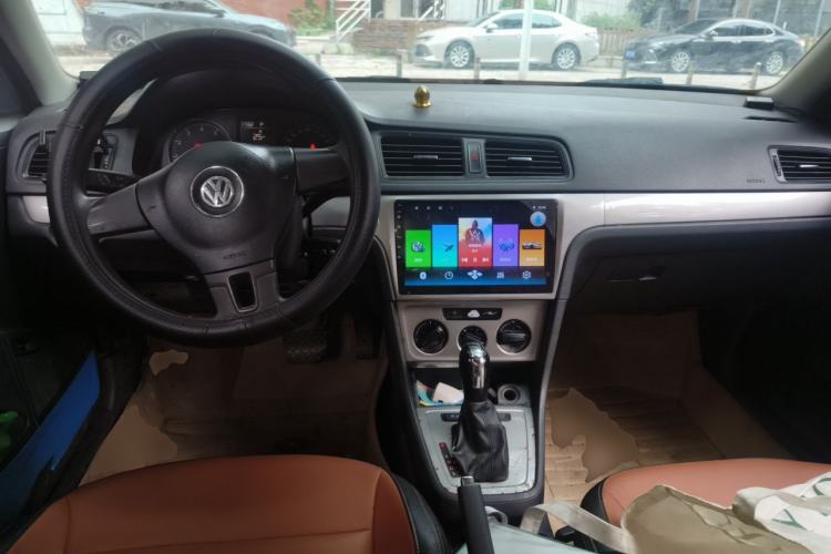 Used Volkswagen Lavida 2013 1.6L Automatic Fashion Edition Center Console
