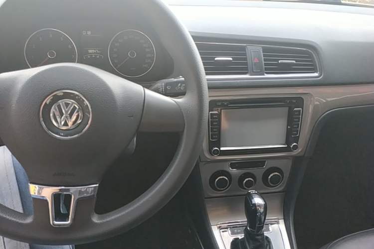 Used Volkswagen Lavida 2013 Revised Version 1.4 TSI DSG Comfort Edition Center Console