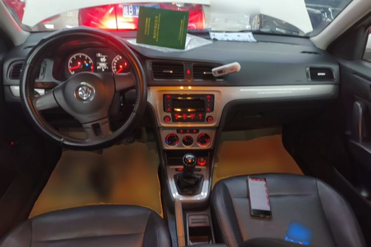Used Volkswagen Lavida 2013 Revised Classic 1.6L Manual Fashion Edition Center Console