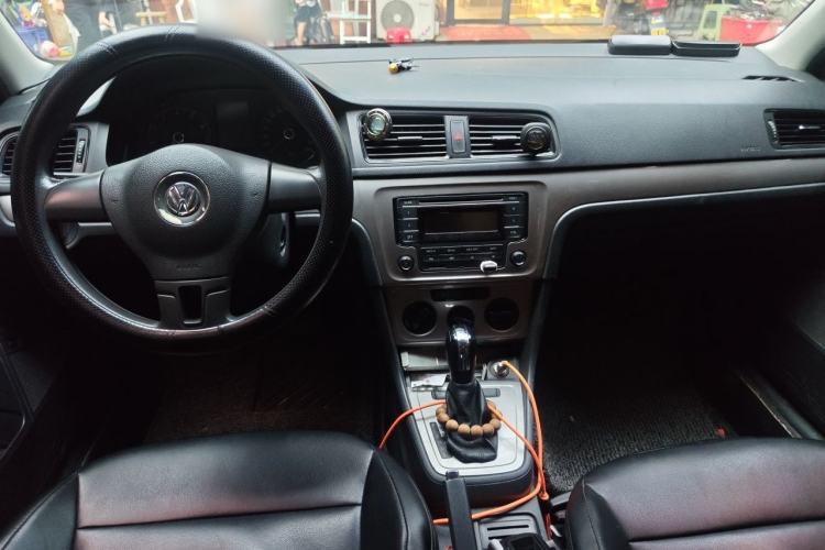 Used Volkswagen Lavida 2013 Revised Classic 1.6L Automatic Fashion Edition Center Console