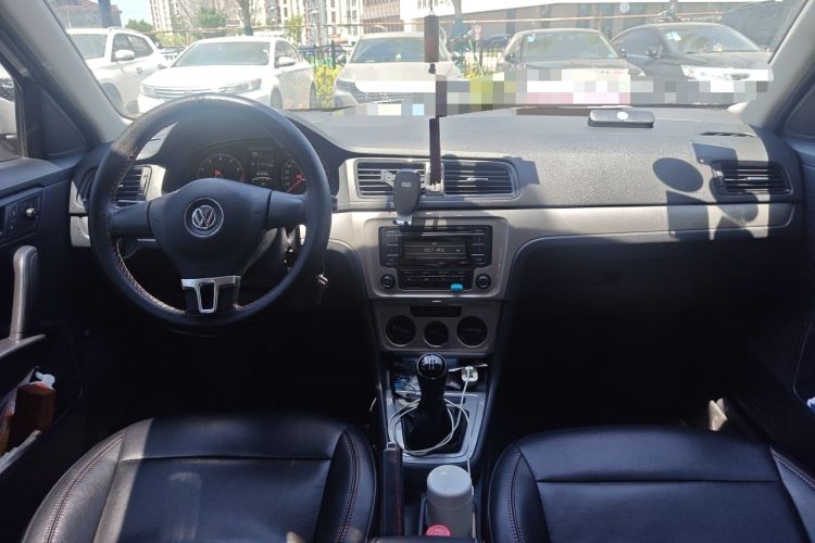 Used Volkswagen Lavida 2013 Revised Classic 1.6L Manual Fashion Edition Center Console