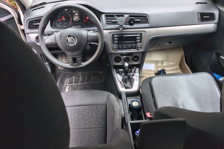 Used Volkswagen Lavida 2013 Revised Classic 1.6L Automatic Fashion Edition Center Console