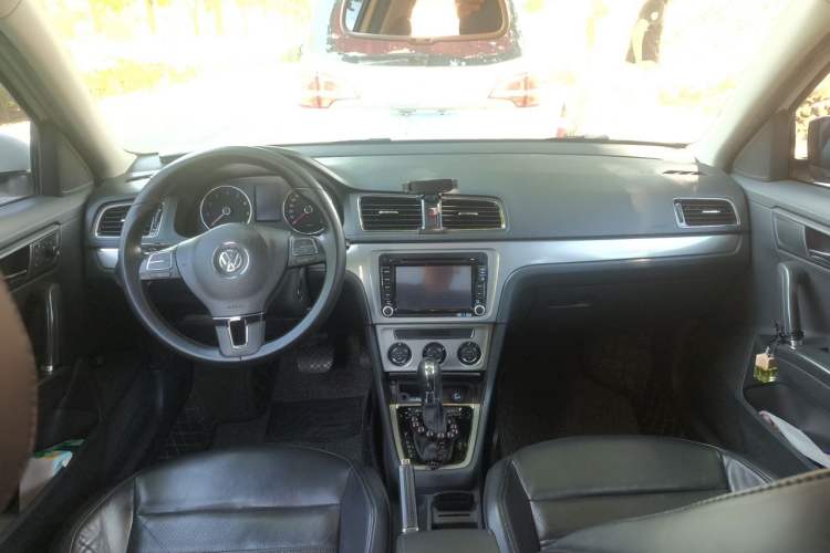 Used Volkswagen Lavida 2013 1.6L Automatic Comfort Edition Center Console