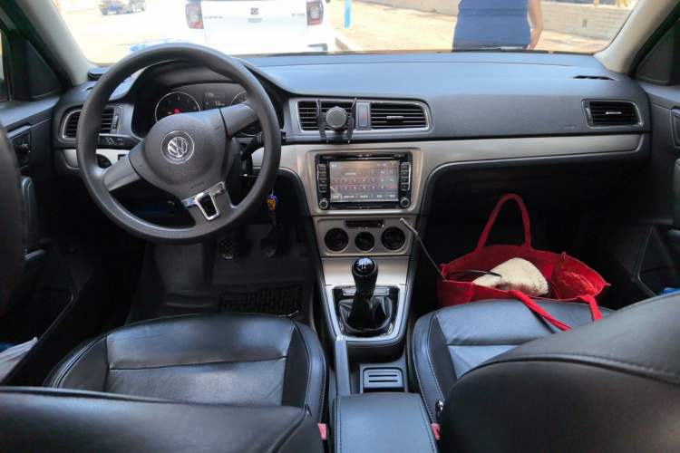 Used Volkswagen Lavida 2013 Restyled Classic 1.6L Manual Comfort Edition Center Console