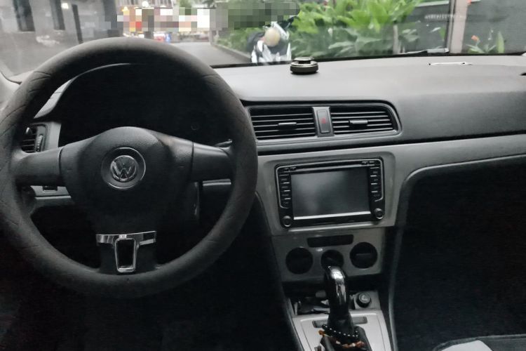 Used Volkswagen Lavida 2013 Revised Classic 1.6L Automatic Fashion Edition Center Console