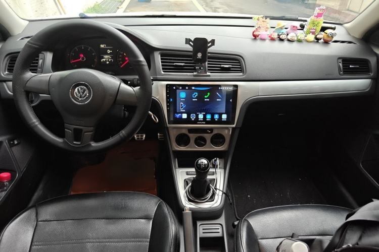 Used Volkswagen Lavida 2013 Revised Classic 1.6L Manual Fashion Edition Center Console