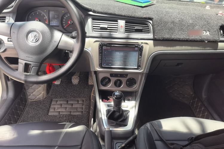Used Volkswagen Lavida 2013 Revised Classic 1.6L Manual Fashion Edition Center Console