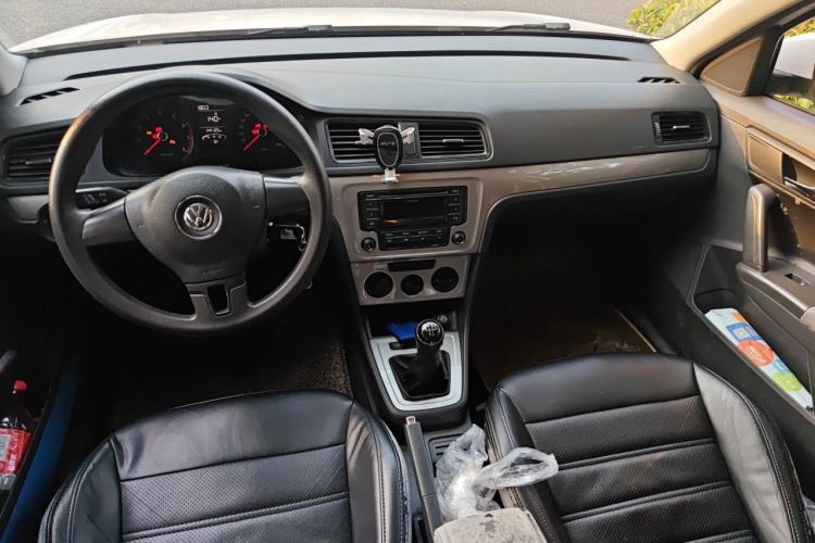 Used Volkswagen Lavida 2013 Revised Classic 1.6L Manual Fashion Edition Center Console