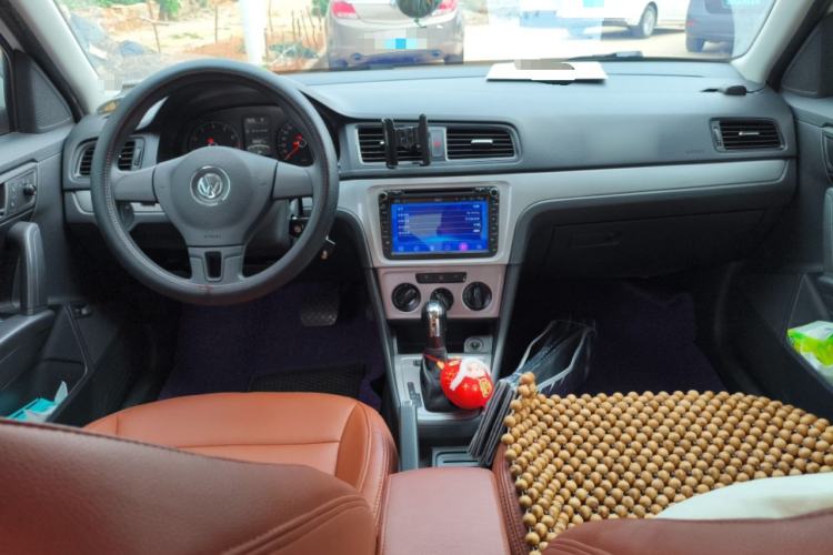Used Volkswagen Lavida 2013 Revised Classic 1.6L Automatic Fashion Edition Center Console