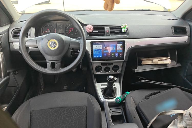 Used Volkswagen Lavida 2013 Revised Classic 1.6L Manual Fashion Edition Center Console