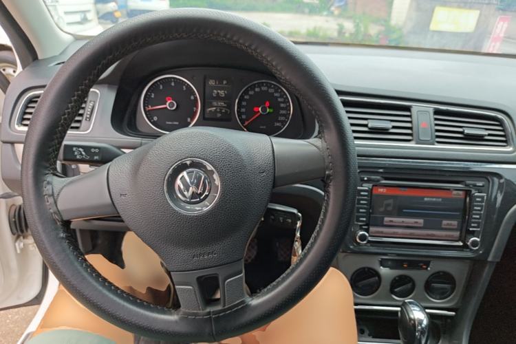 Used Volkswagen Lavida 2013 Restyled Classic 1.6L Automatic Comfort Edition Center Console