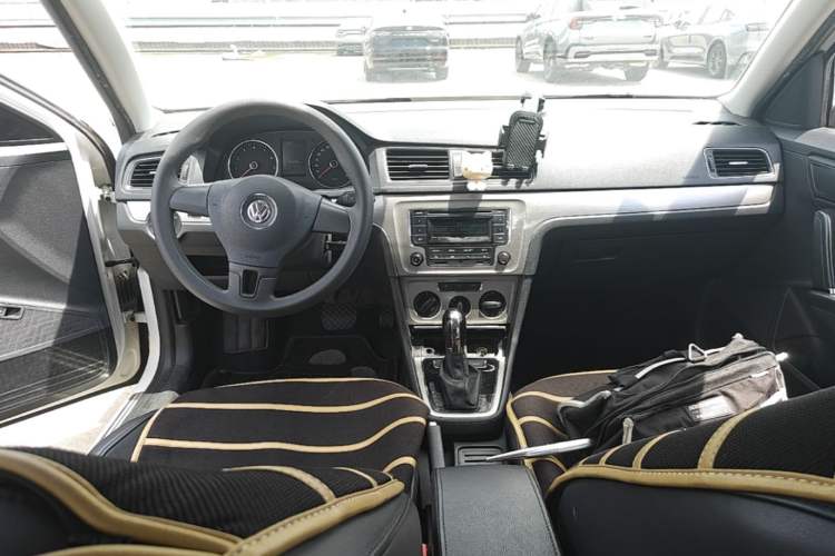 Used Volkswagen Lavida 2013 Restyled Classic 1.6L Automatic Comfort Edition Center Console