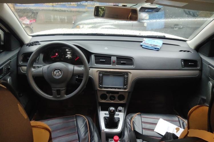 Used Volkswagen Lavida 2013 Revised Classic 1.6L Manual Fashion Edition Center Console