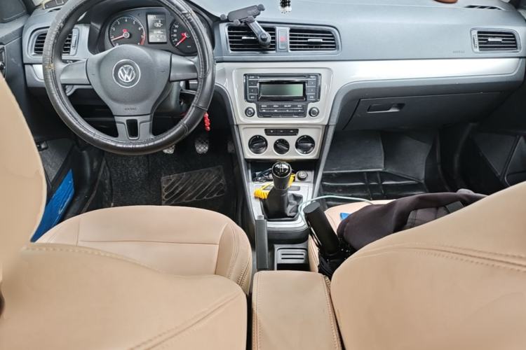 Used Volkswagen Lavida 2013 Revised Classic 1.6L Manual Fashion Edition Center Console