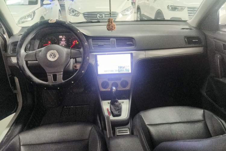 Used Volkswagen Lavida 2013 Revised Classic 1.6L Automatic Fashion Edition Center Console