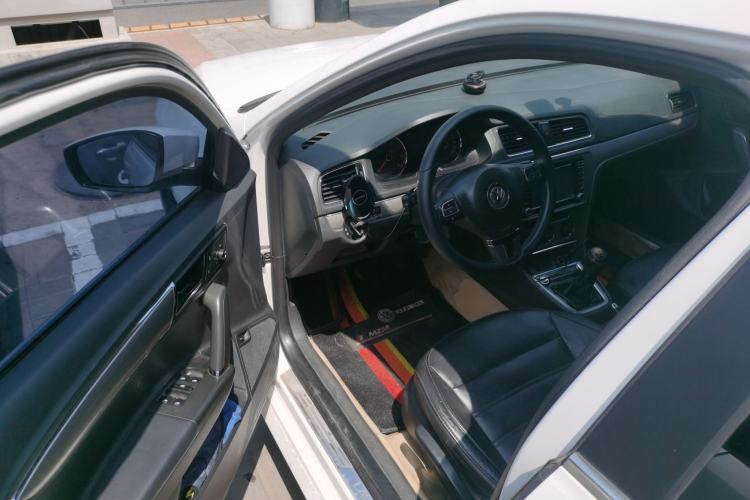 Used Volkswagen Lavida 2013 1.4 TSI Manual Luxury Edition Driver Seat