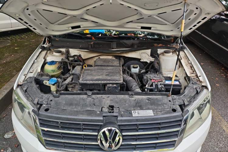 Used Volkswagen Lavida 2013 1.6L Automatic Fashion Edition Engine Bay