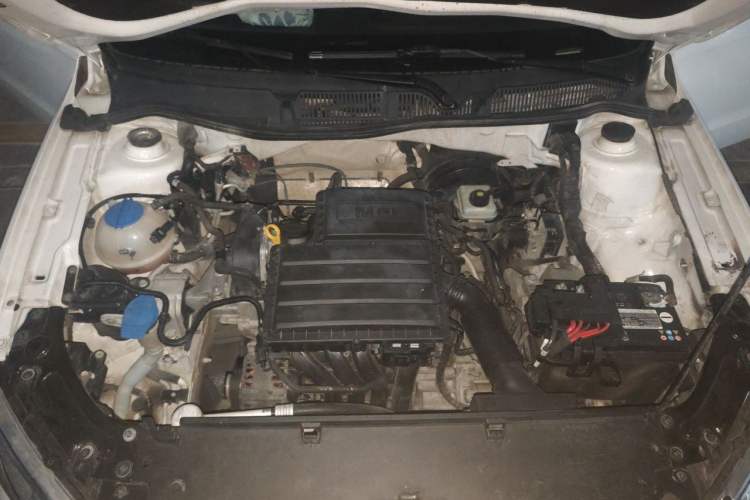 Used Volkswagen Lavida 2013 1.6L Automatic Comfort Edition Engine Bay