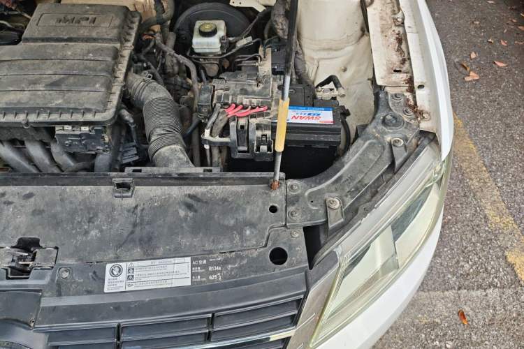 Used Volkswagen Lavida 2013 1.6L Automatic Fashion Edition Engine Bay Left