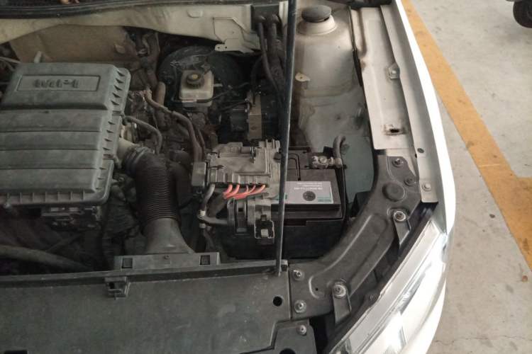 Used Volkswagen Lavida 2013 Revised Version 1.6L Automatic Luxury Edition Engine Bay Left