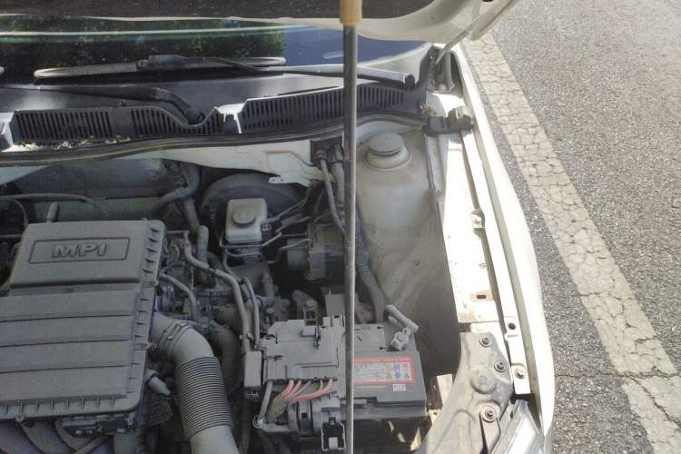 Used Volkswagen Lavida 2013 1.6L Automatic Fashion Edition Engine Bay Left