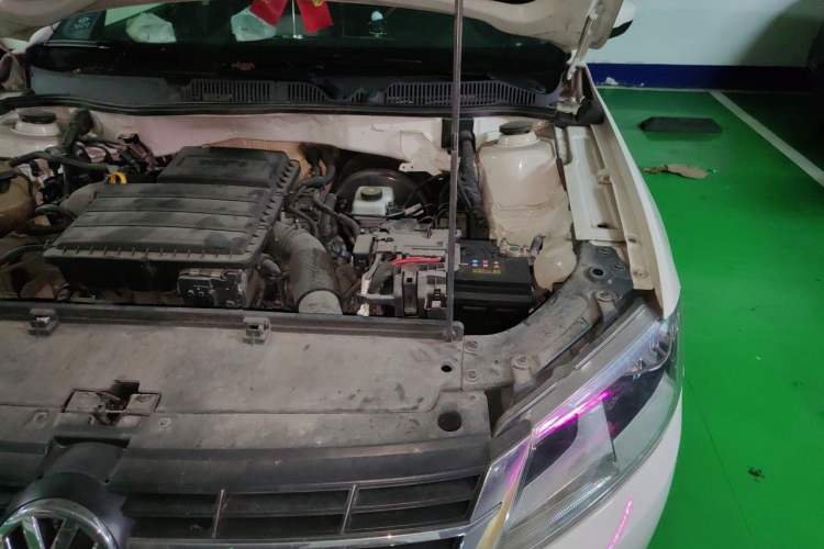 Used Volkswagen Lavida 2013 1.6L Automatic Fashion Edition Engine Bay Left