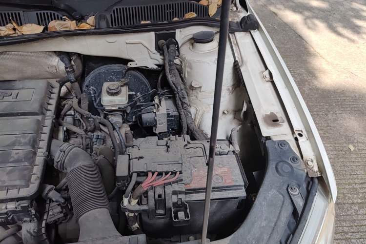 Used Volkswagen Lavida 2013 1.6L Automatic Comfort Edition Engine Bay Left