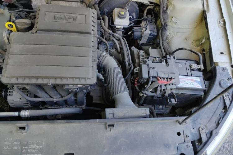Used Volkswagen Lavida 2013 Revised Version 1.6L Automatic Luxury Edition Engine Bay Left