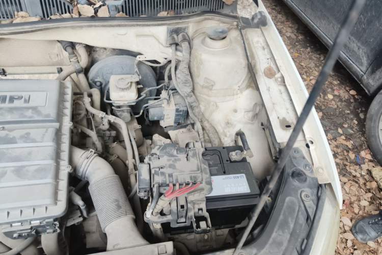 Used Volkswagen Lavida 2013 1.6L Automatic Fashion Edition Engine Bay Left