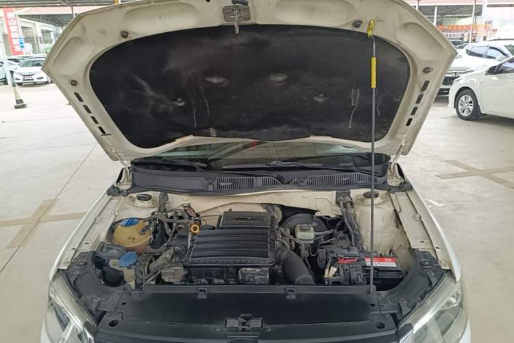 Used Volkswagen Lavida 2013 Revised Classic 1.6L Manual Fashion Edition Engine Bay