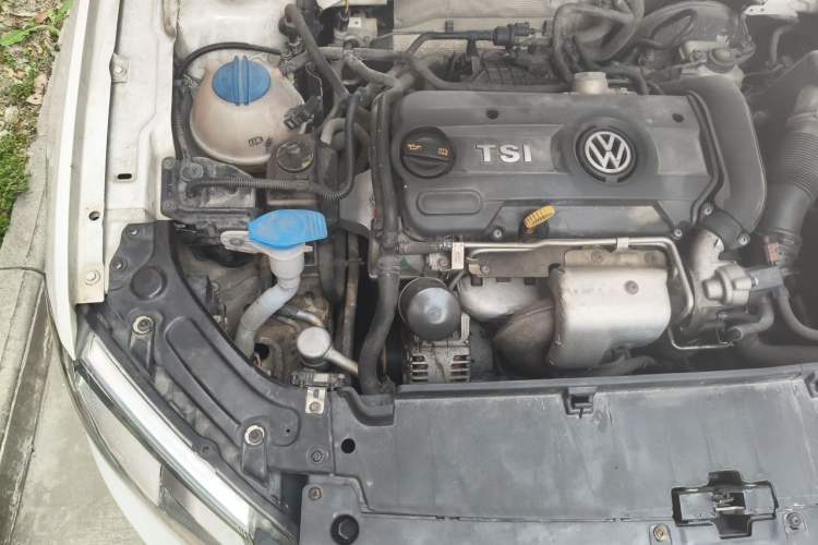 Used Volkswagen Lavida 2013 1.4 TSI Manual Luxury Edition Engine Bay Right