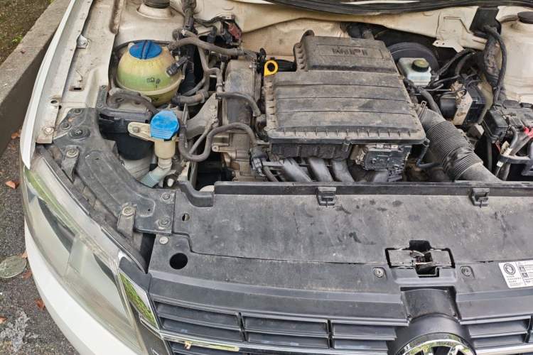 Used Volkswagen Lavida 2013 1.6L Automatic Fashion Edition Engine Bay Right