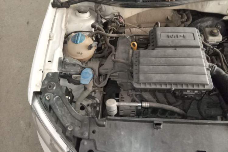 Used Volkswagen Lavida 2013 Revised Version 1.6L Automatic Luxury Edition Engine Bay Right